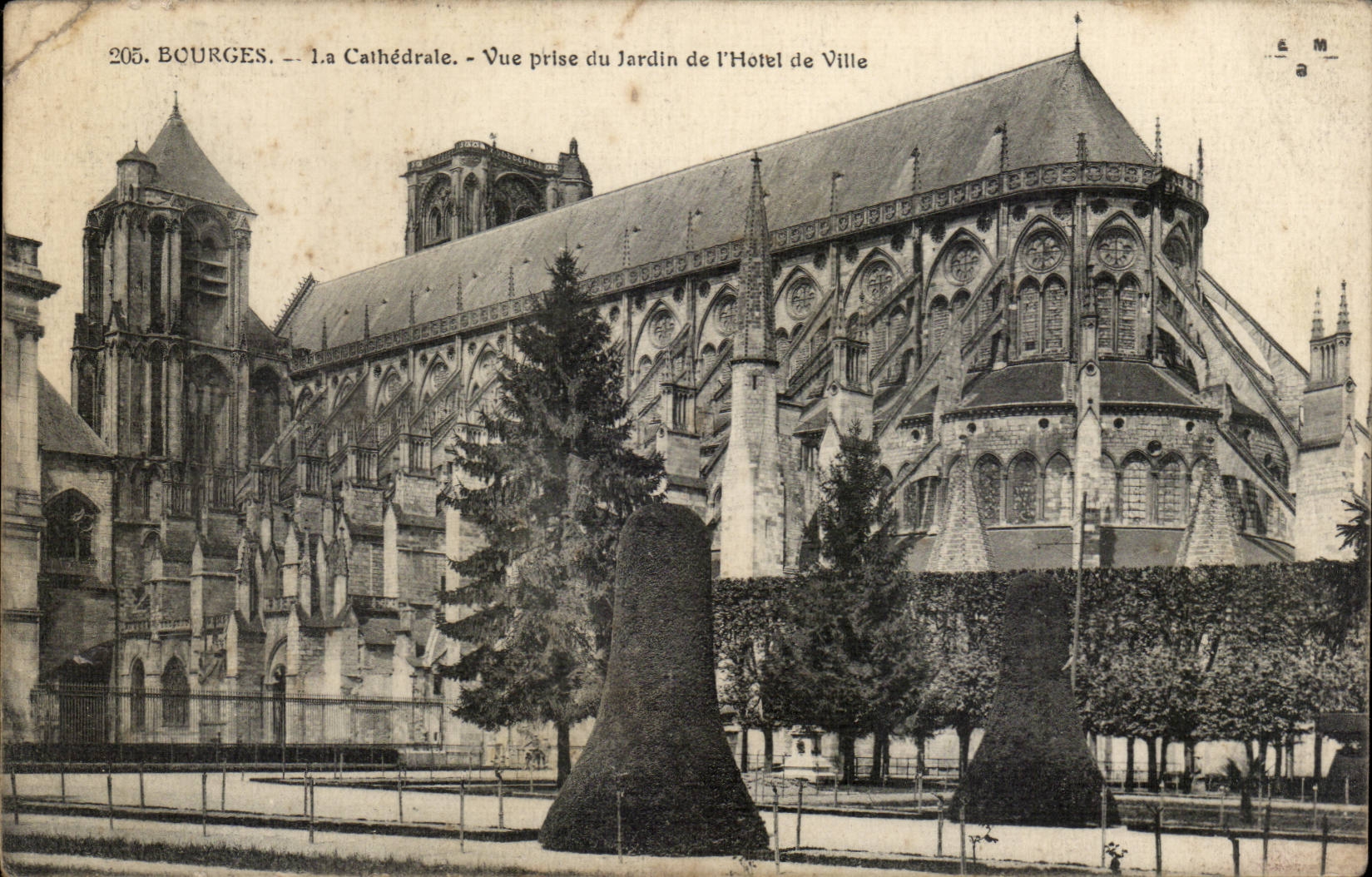 Bourges — La Cathédrale — Vue prise du Jardin de l'Hôtel de Ville — Éditeur É.M. n°205