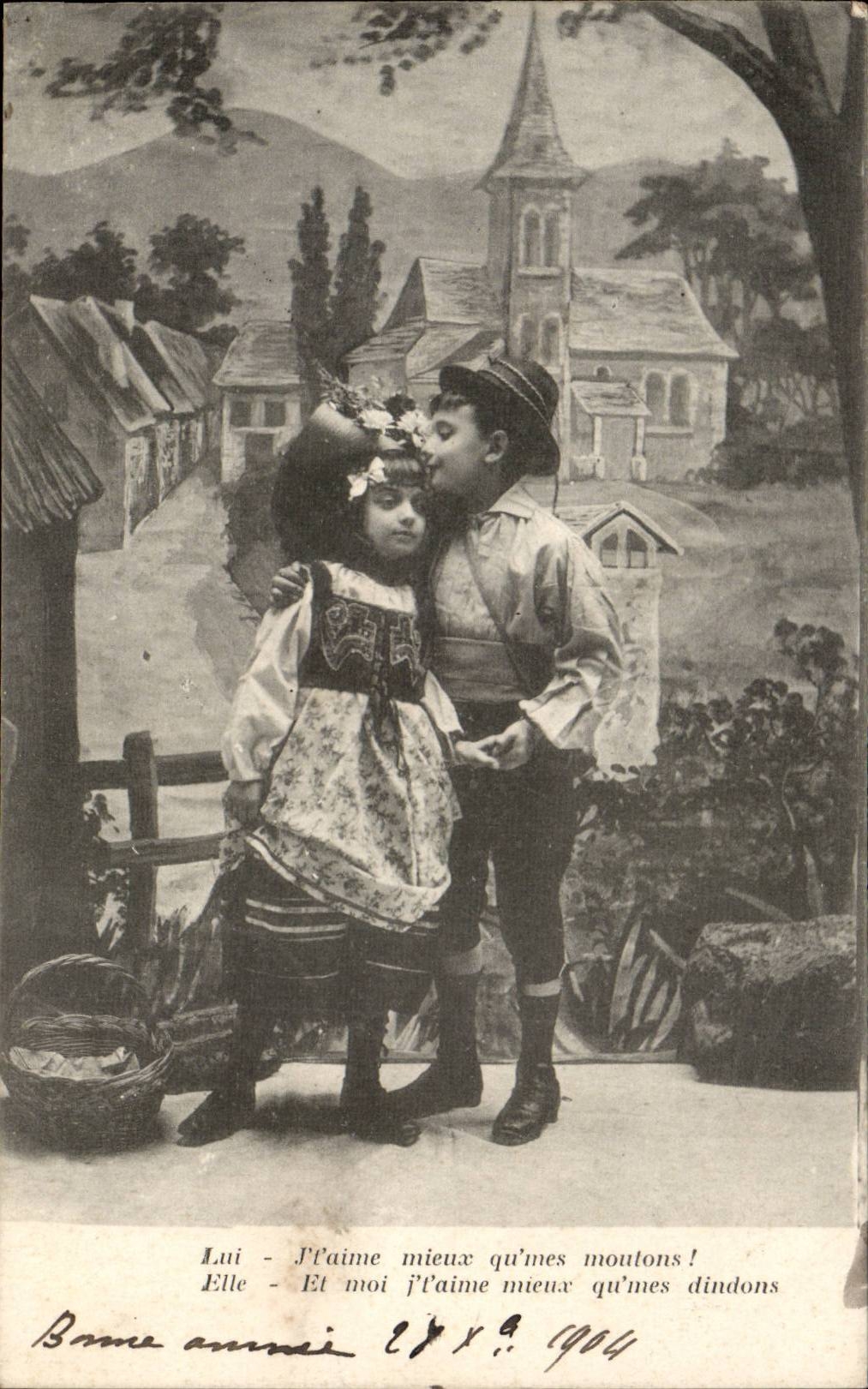 Enfants amoureux — scène de village avec église — éditeur non visible