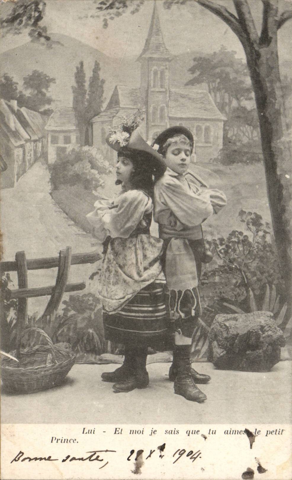 Deux enfants en costume traditionnel — scène de jeu — éditeur Prince, n° non visible