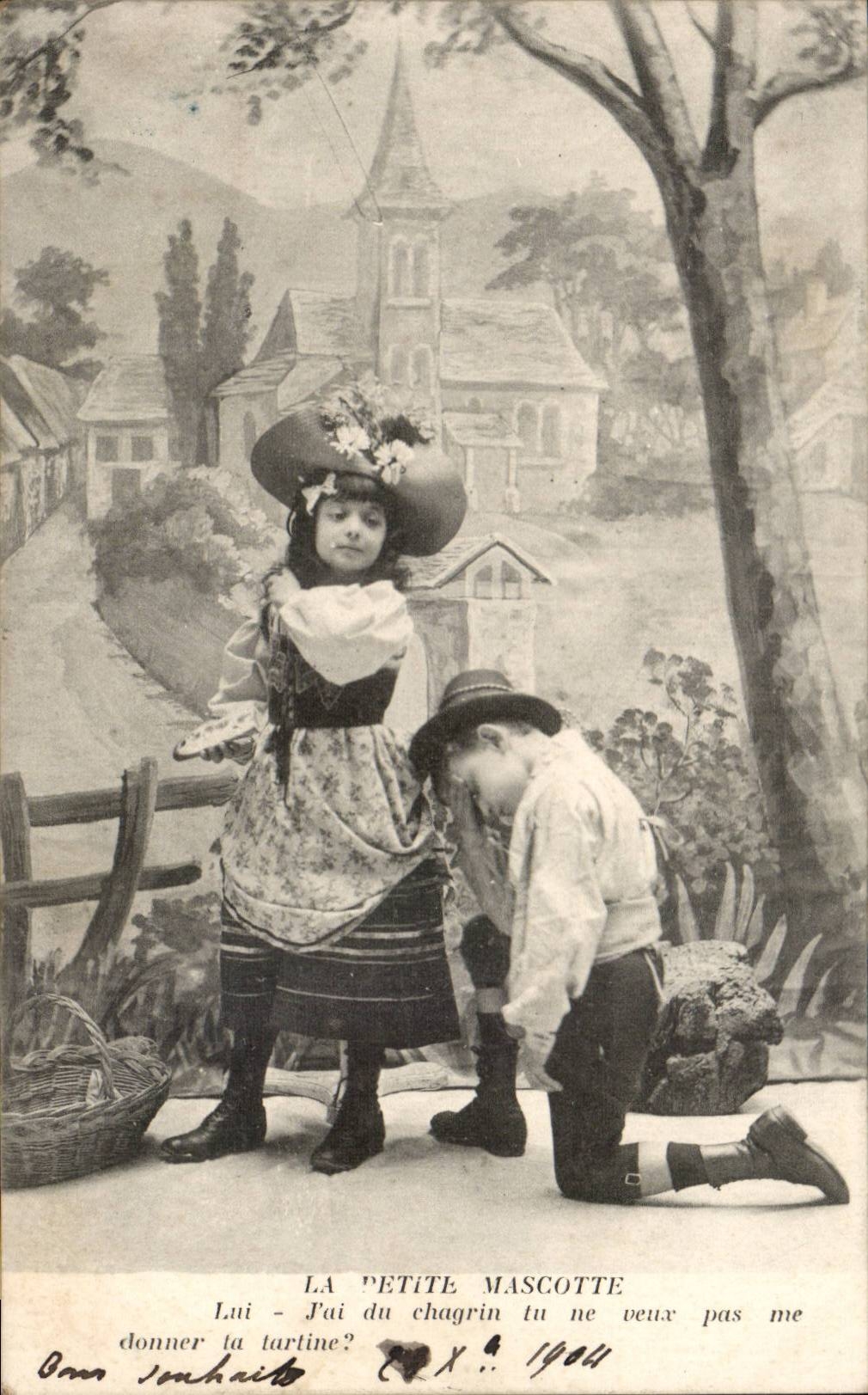 CPA Folklore Fantaisie Enfants La petite mascotte