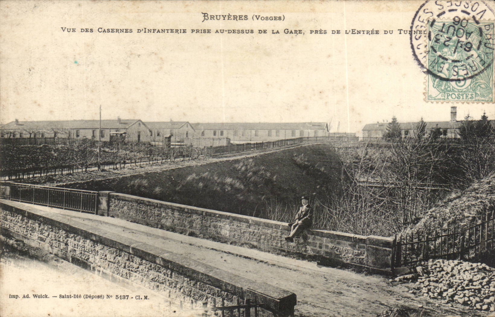 Bruyeres - Vue des Casernes d'Infanterie prise au Dessus de la Gare pres de L'Entree - CPA 