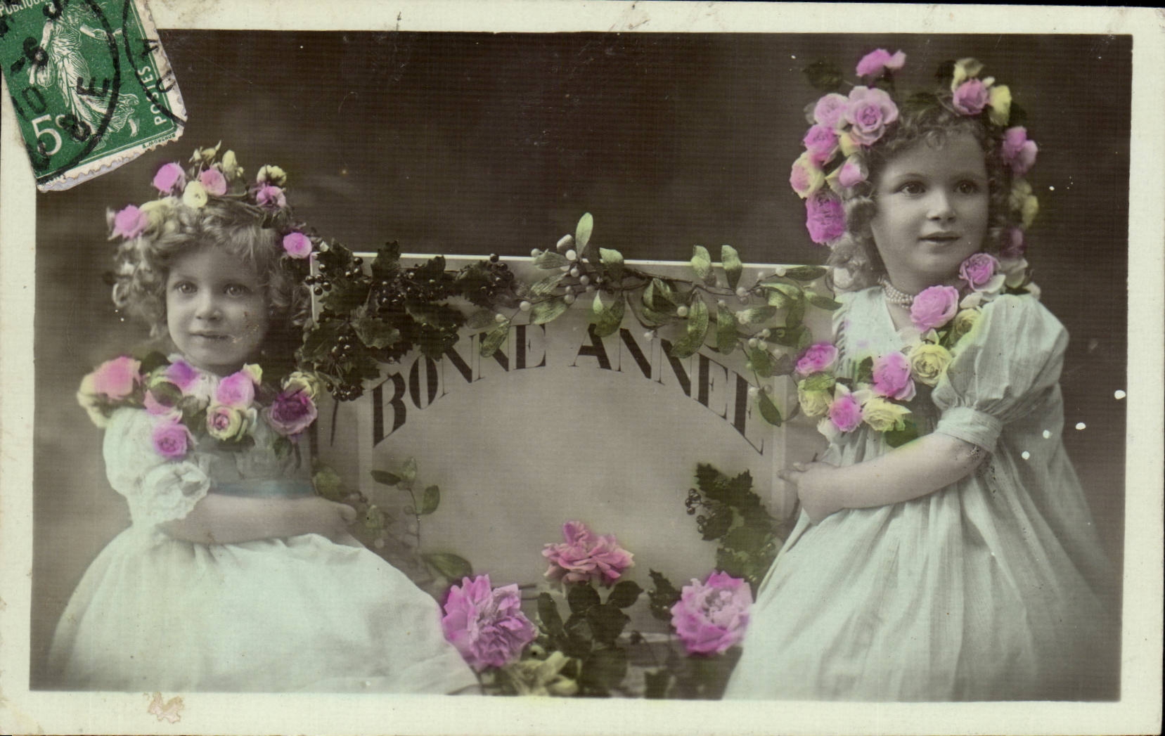 Deux jeunes filles en couronne de fleurs — Bonne Année — éditeur inconnu, n° de série non visible