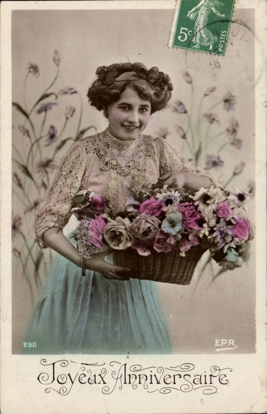 Joven mujer con cesto de flores — Feliz cumpleaños — E.P.R. n°291
