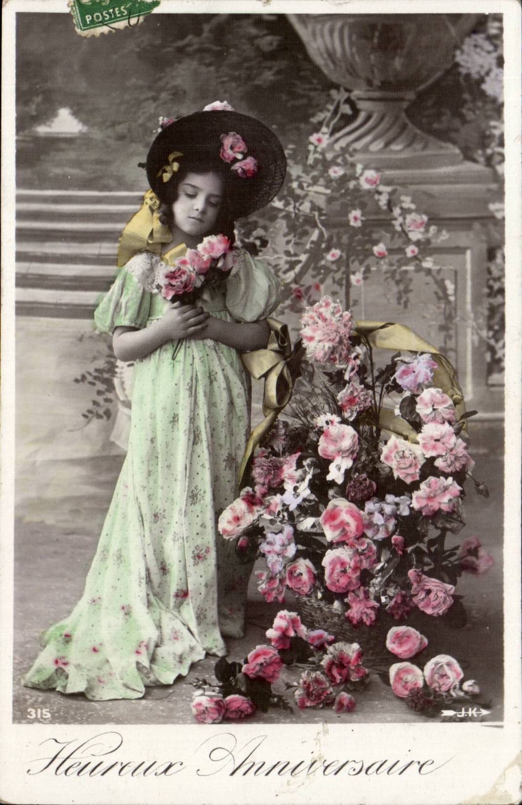 Fille en robe verte et chapeau fleuri — Anniversaire — J.K. n°315