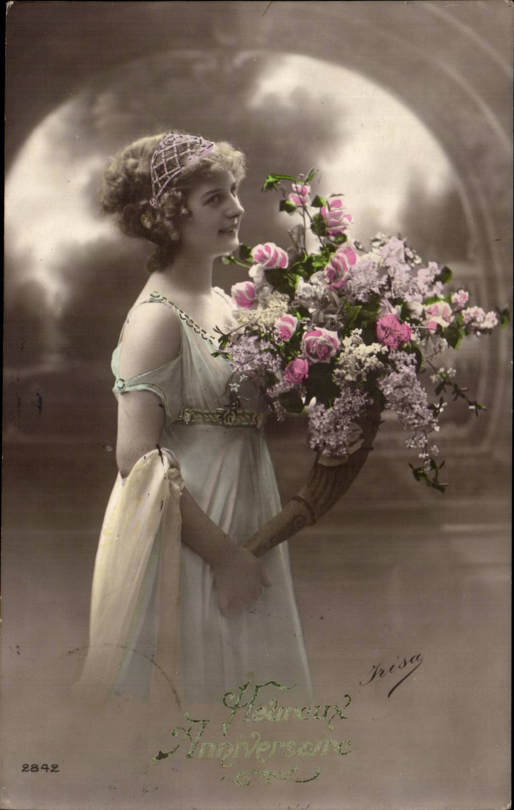Jeune femme en robe blanche tenant un bouquet — 'Heureux Anniversaire' — Irisa, n° 2842