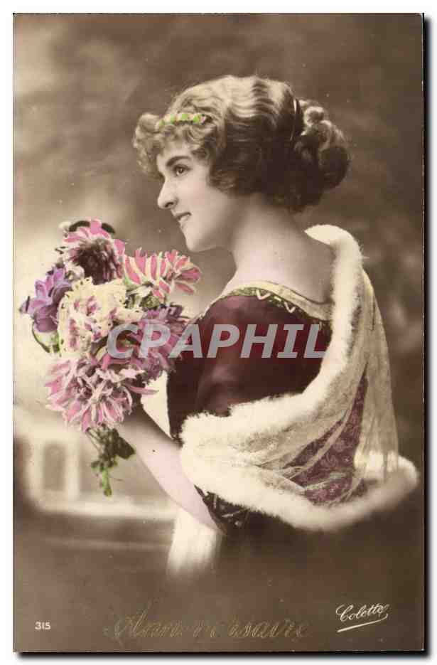 Jeune femme en robe sombre et écharpe fourrée — Colette — n°315