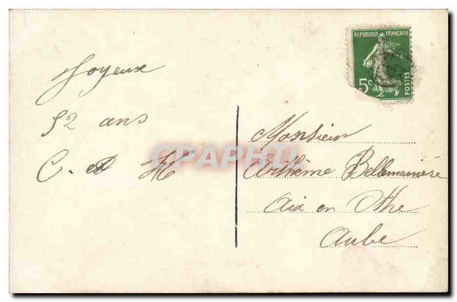 Jeune femme en robe sombre et écharpe fourrée — Colette — n°315 — Reverso