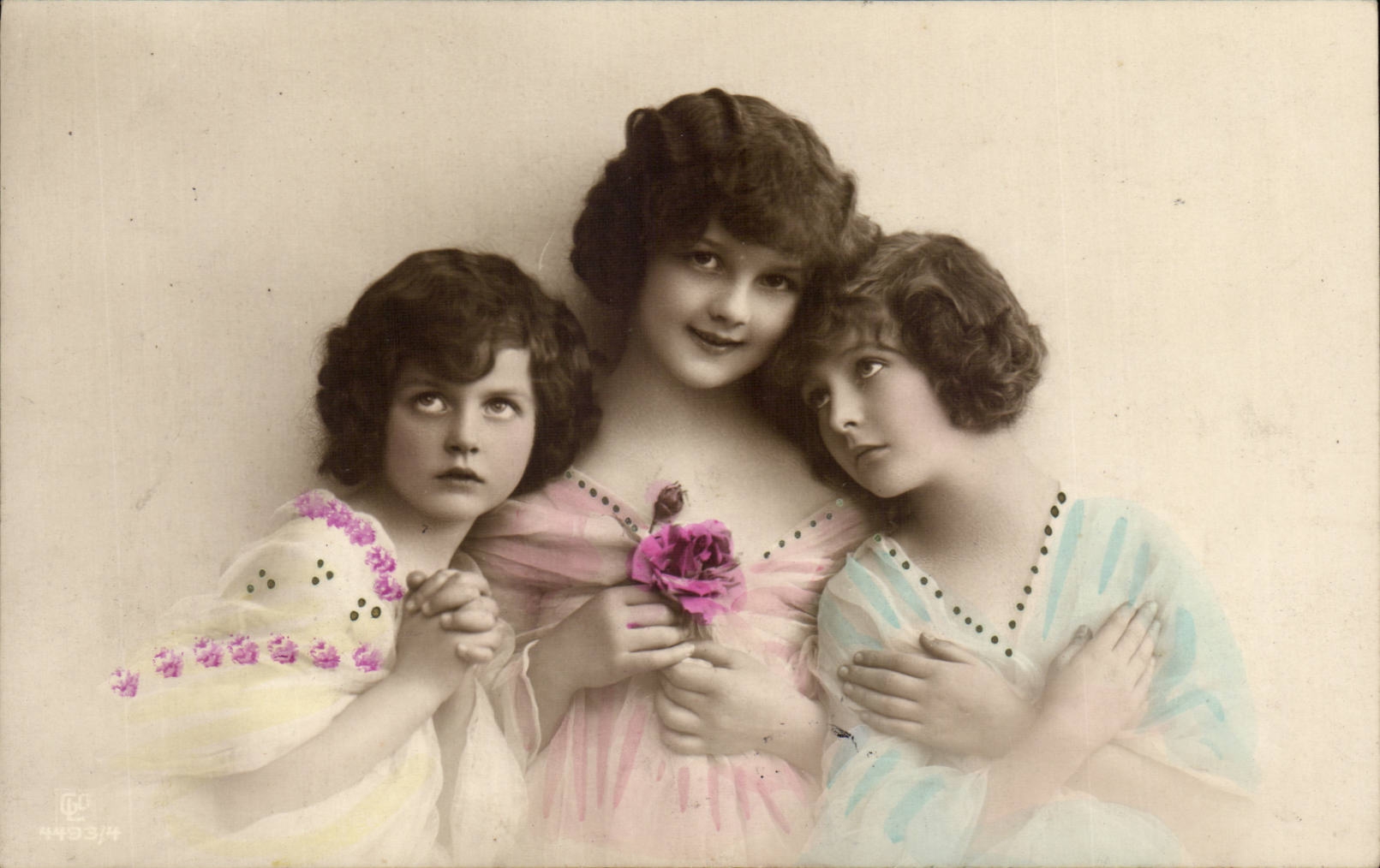Trois jeunes filles — portrait colorisé — CC n°443/4