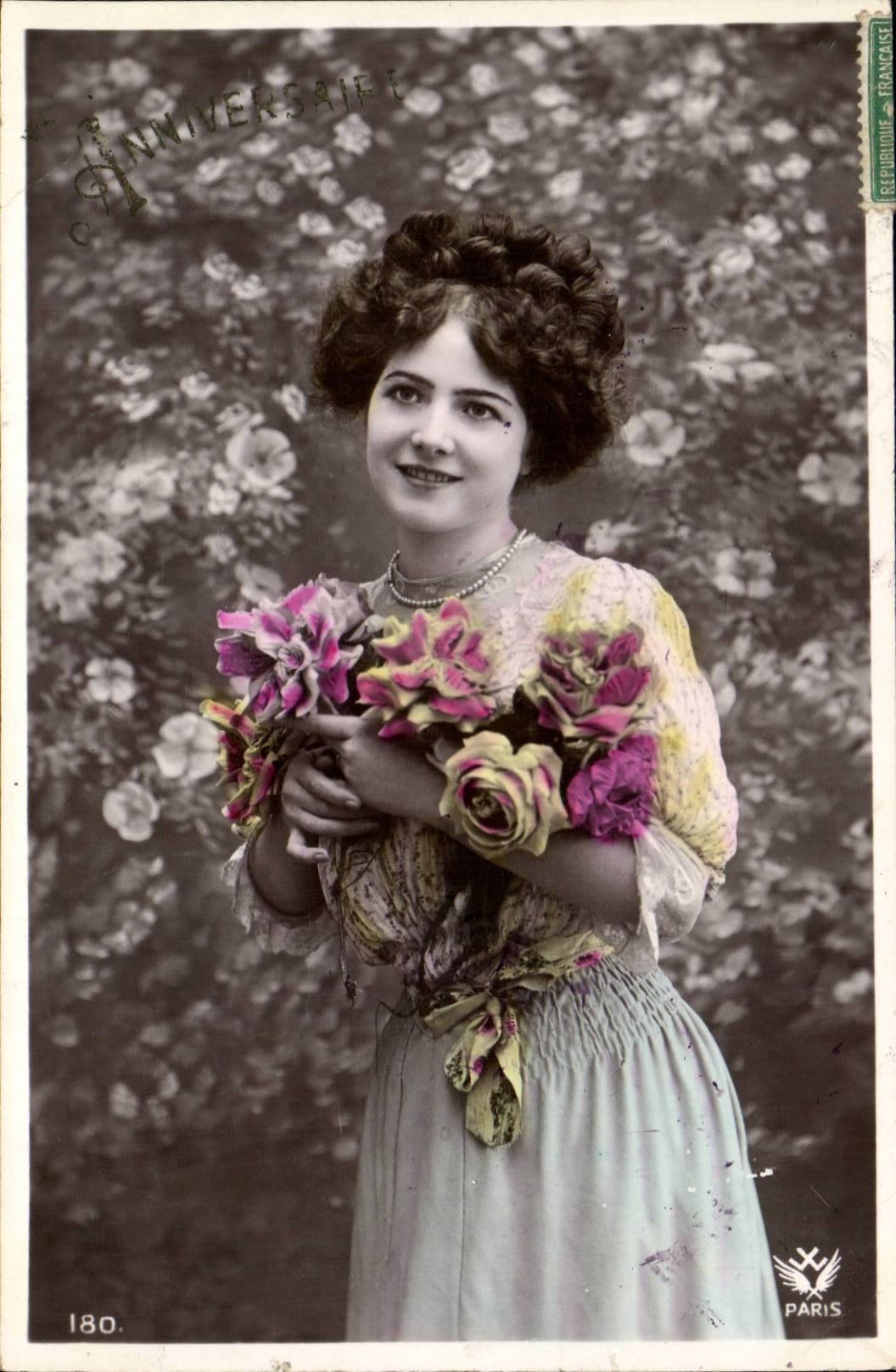 Femme en robe à motifs tenant un bouquet — Anniversaire — Paris, République Française, n° 180