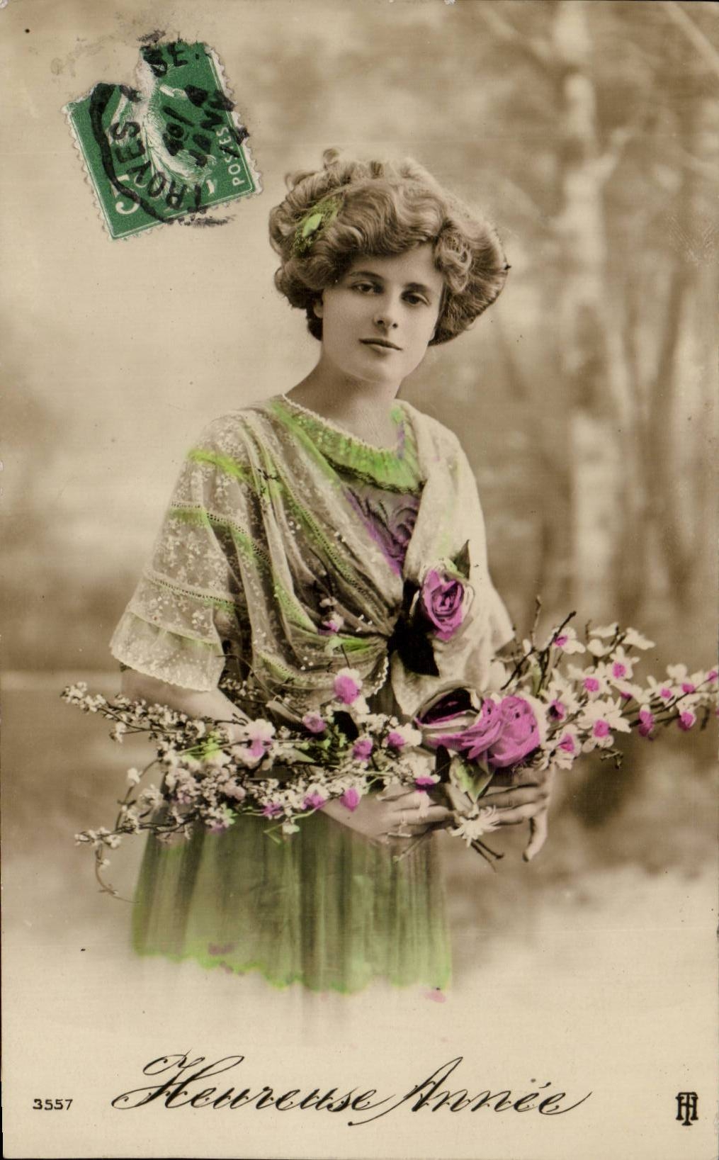 Femme en robe verte tenant un bouquet — 'Heureuse Année' — éditeur RR, n° 3557