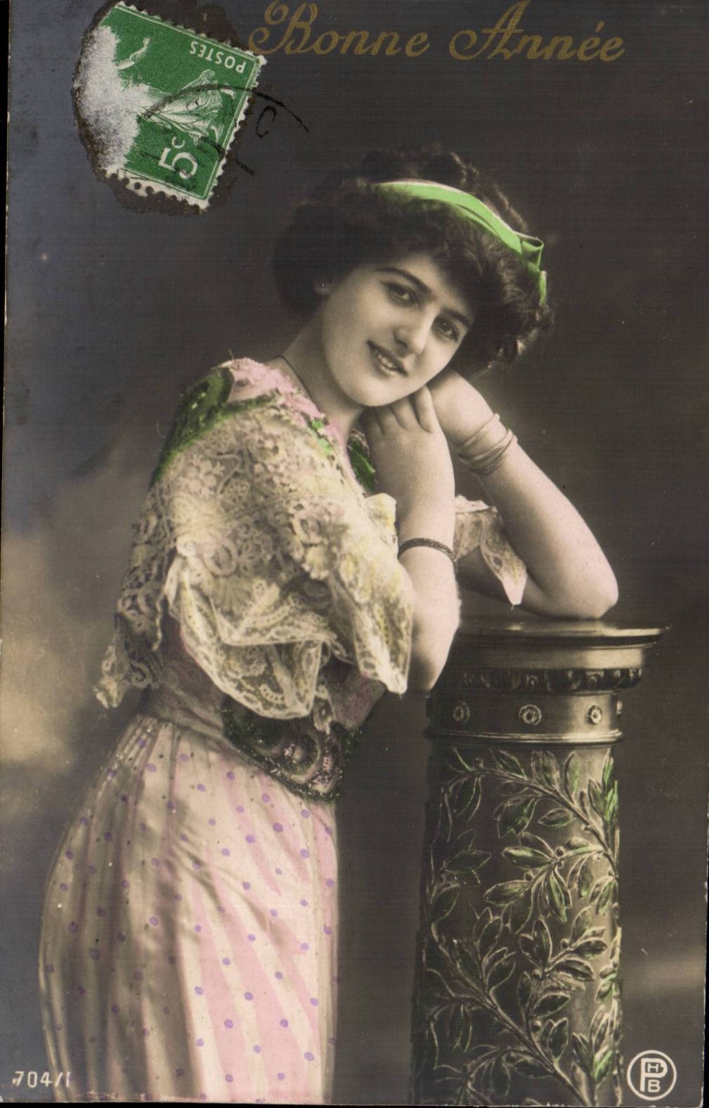 Joven mujer sonriente — Feliz Año — editor CPB n°704/1