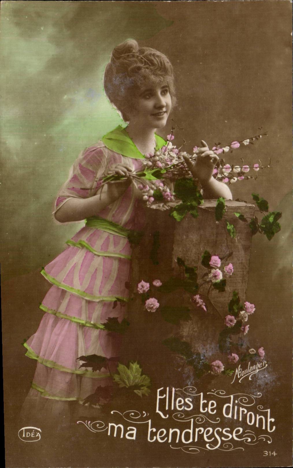 Joven muchacha en vestido rosa y verde — con ramo de flores — editor Idéa, n°314