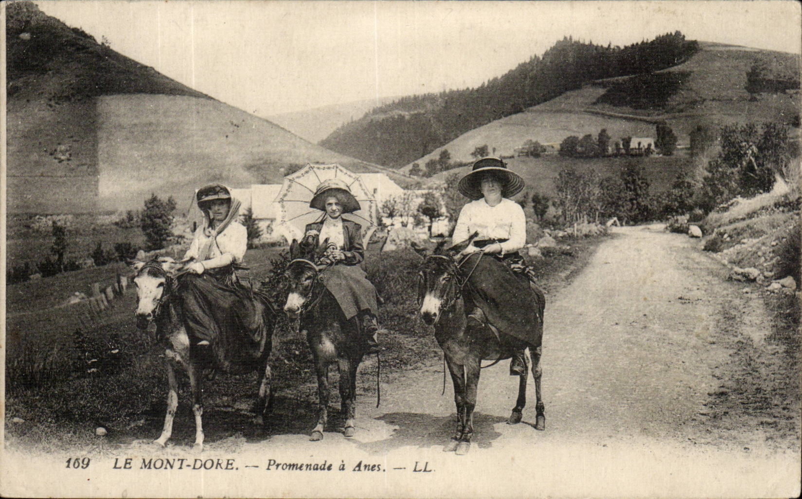 Le Mont Dore CPA Promenade a anes (mule donkey) TOP