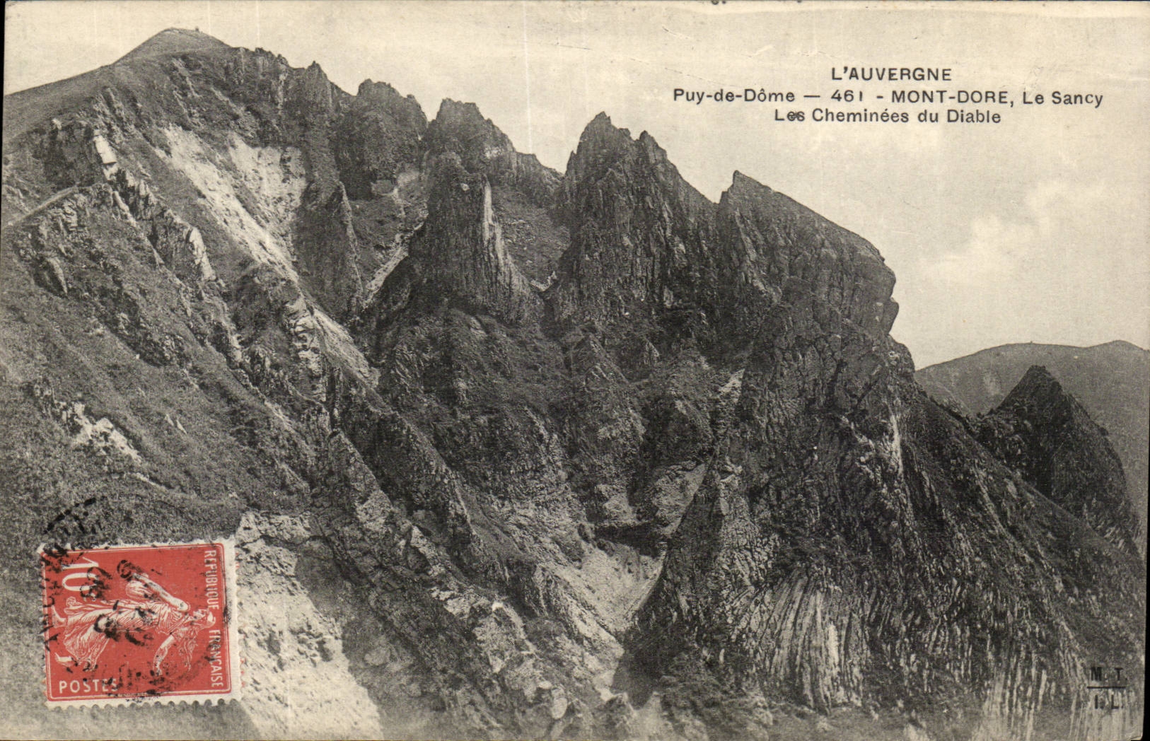 Le mont Dore CPA Auvergne La sancy Les cheminees du diable