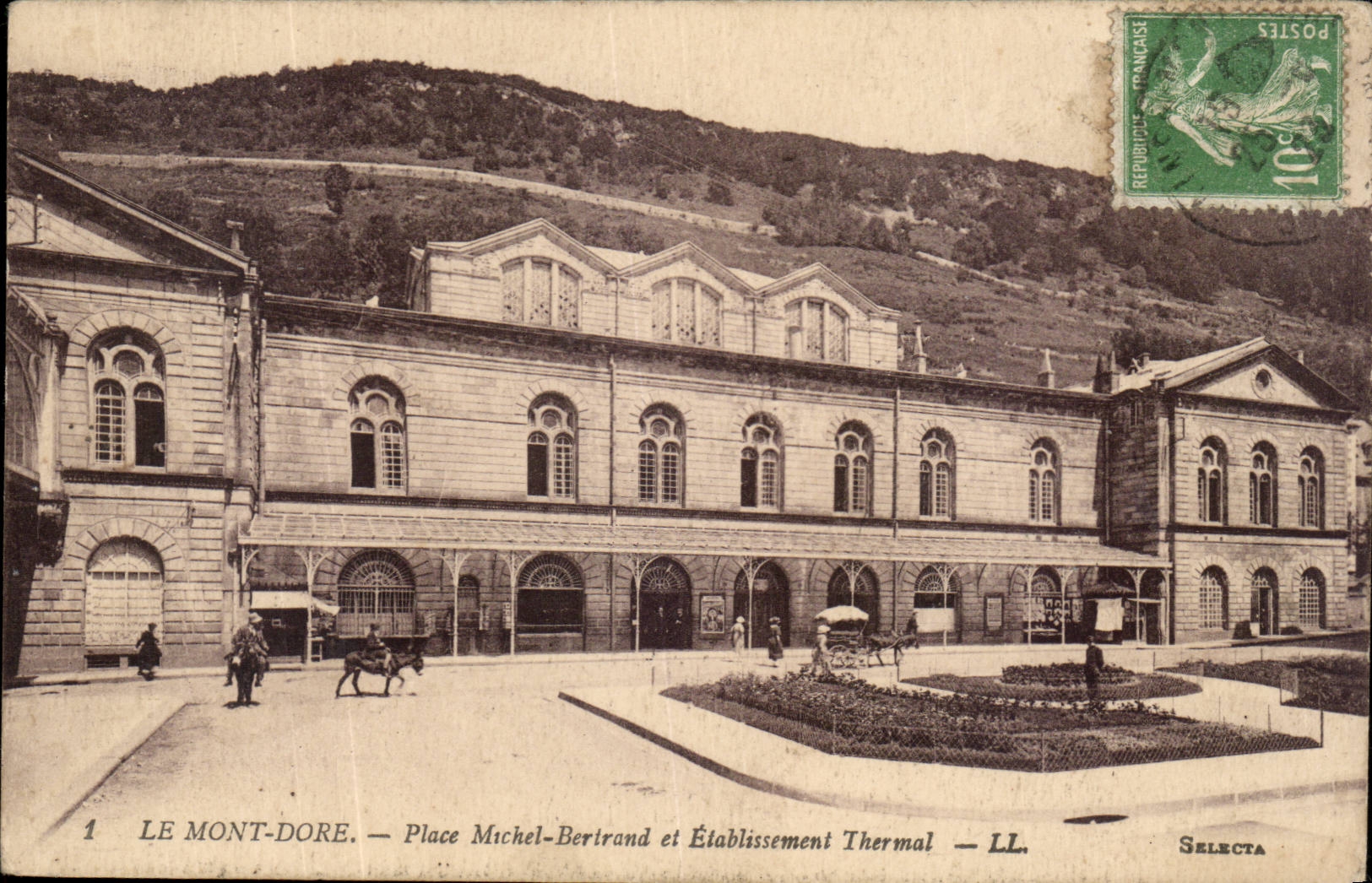 Le mont Dore CPA Place Michel Berirand et etablissement thermal