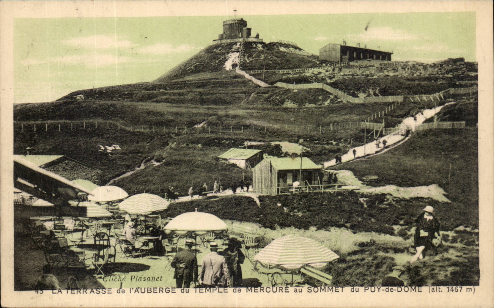 La terrasse de l'auberge du temple de Mercure au sommet du Puy-de-Dôme (alt. 1467 m) — cliché Plazanet — n°43