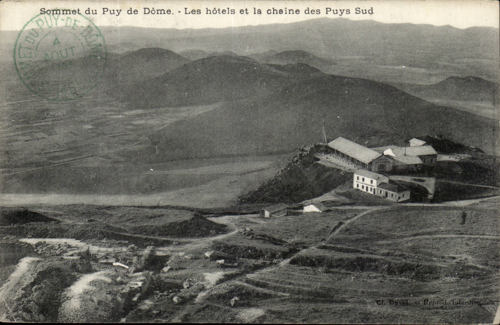 CPA Sommet du Puy de Dome Les hotels et la chaine des Puys du Sud