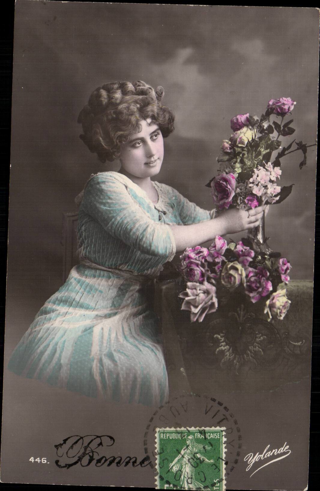 Jeune femme avec bouquet de roses — Bonne & Yolande, n°446