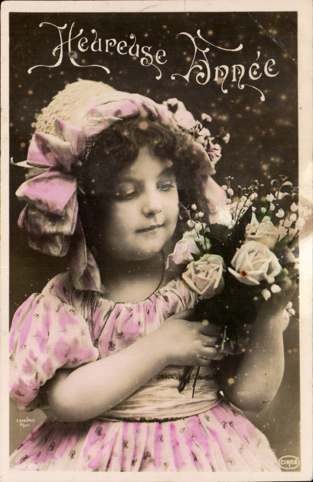 Fille en robe rose tenant un bouquet — Heureuse Année — Sazerac Phot. n° 357