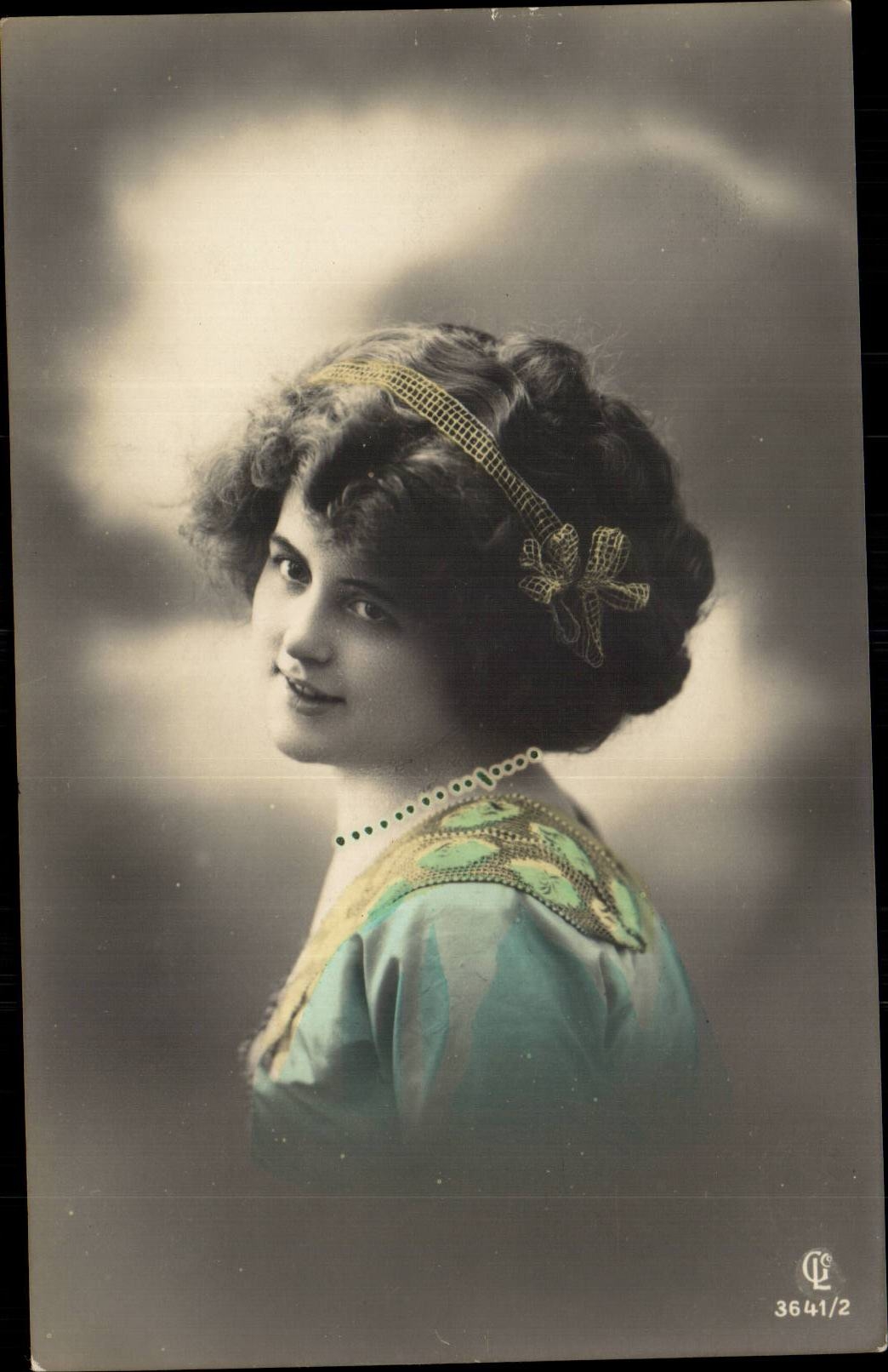 Junge Frau — Studioporträt — C. C. n° 3641/2