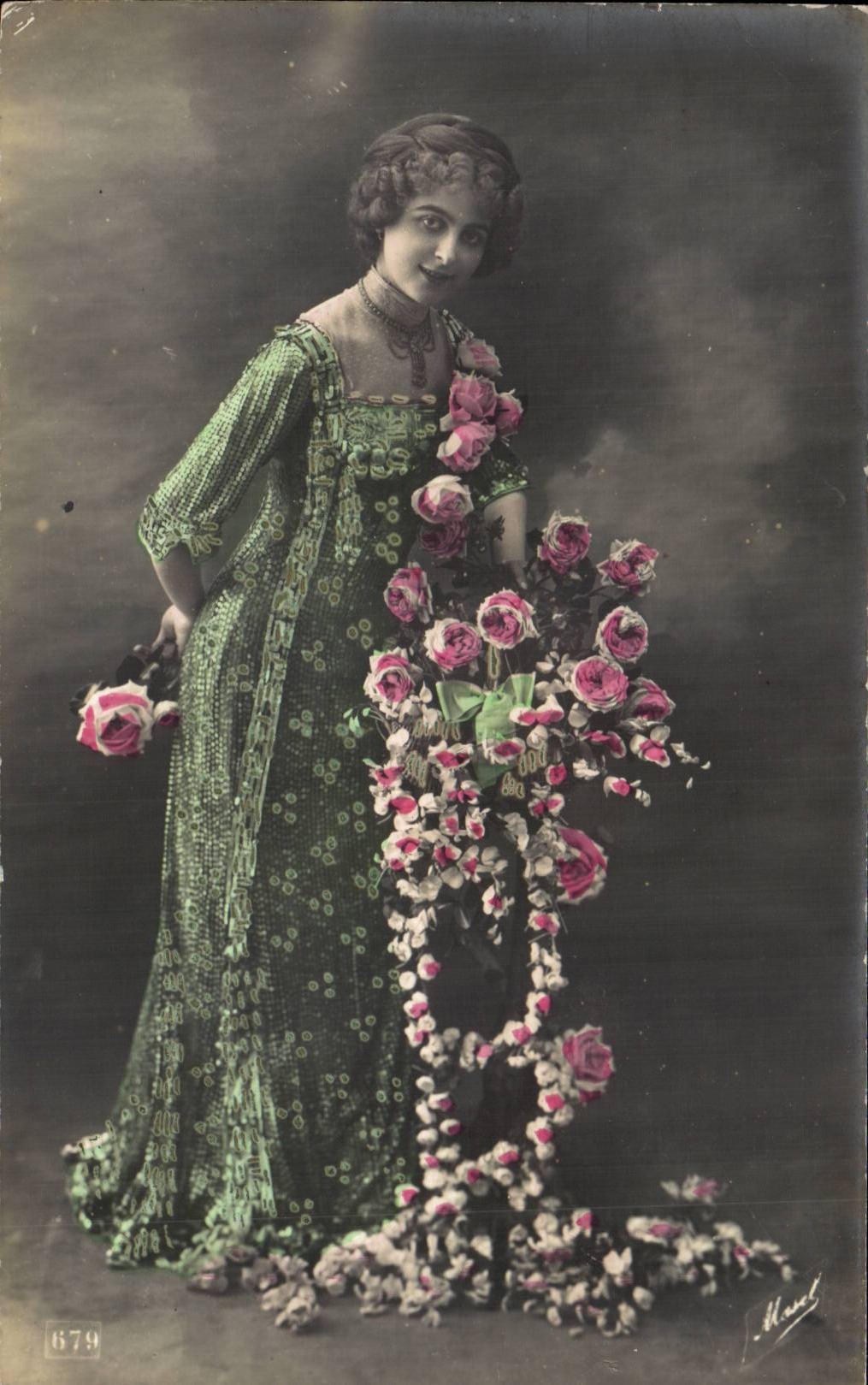 Femme en robe verte ornée de roses — phototypie signée 'Maud' — n° 679