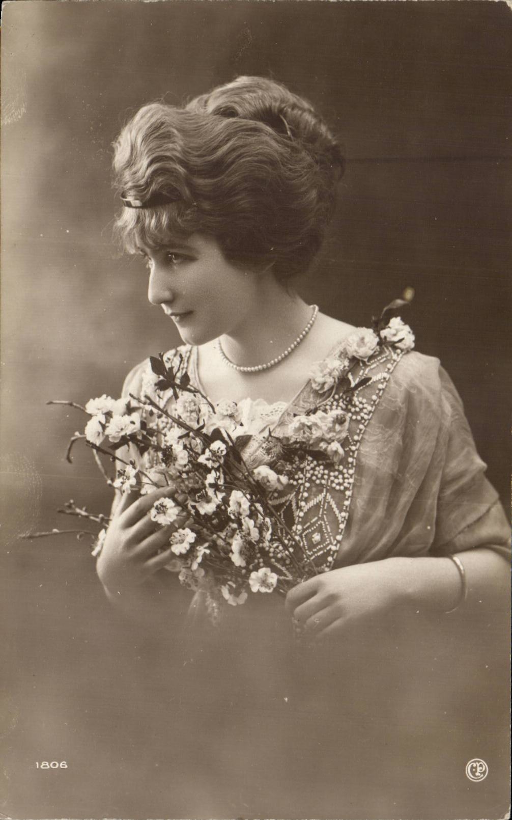 Jeune femme en robe brodée — portrait — CPB 1806