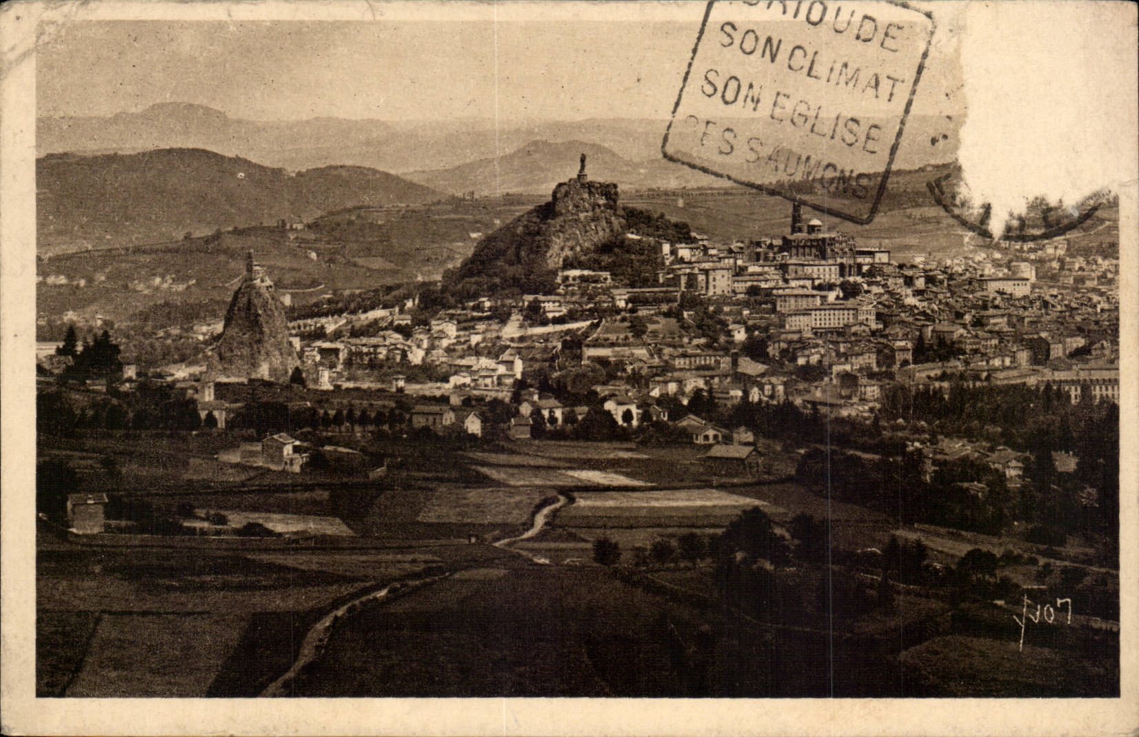 Le Puy (Haute-Loire) — vue panoramique de la ville prise de la Côte Rocheaupaud — Les Éditions d'Art Français