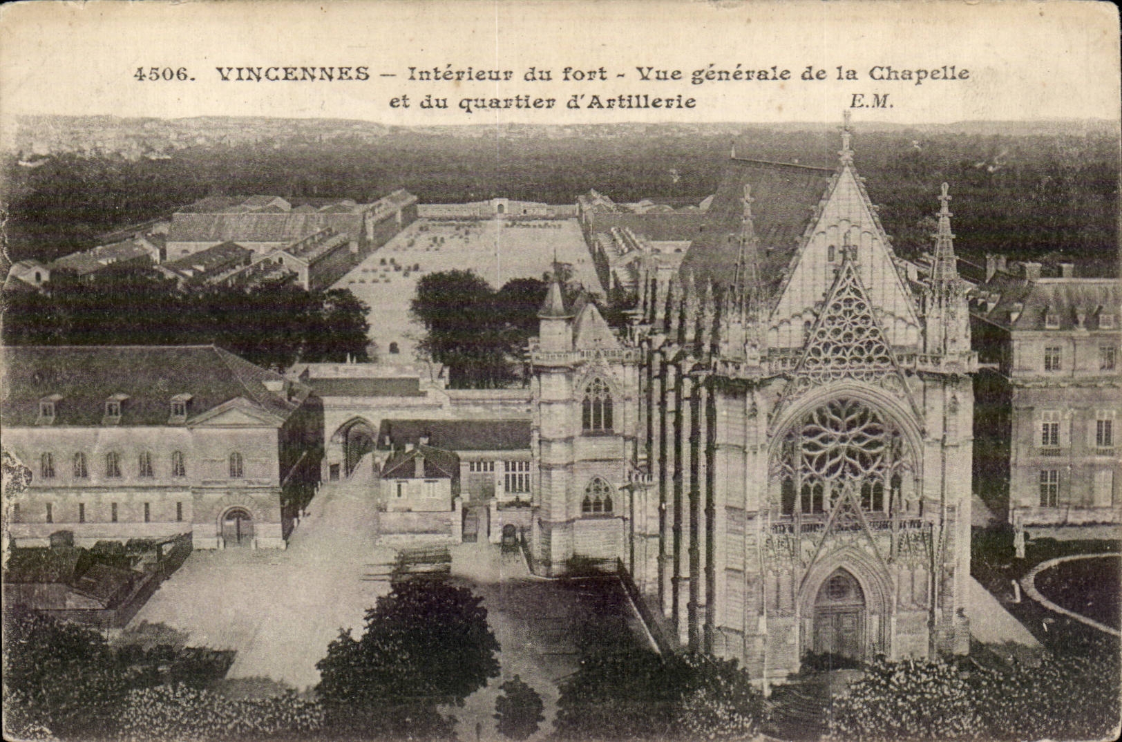 Vincennes — Intérieur du fort - Vue générale de la Chapelle et du quartier d'Artillerie — E.M. n°4506