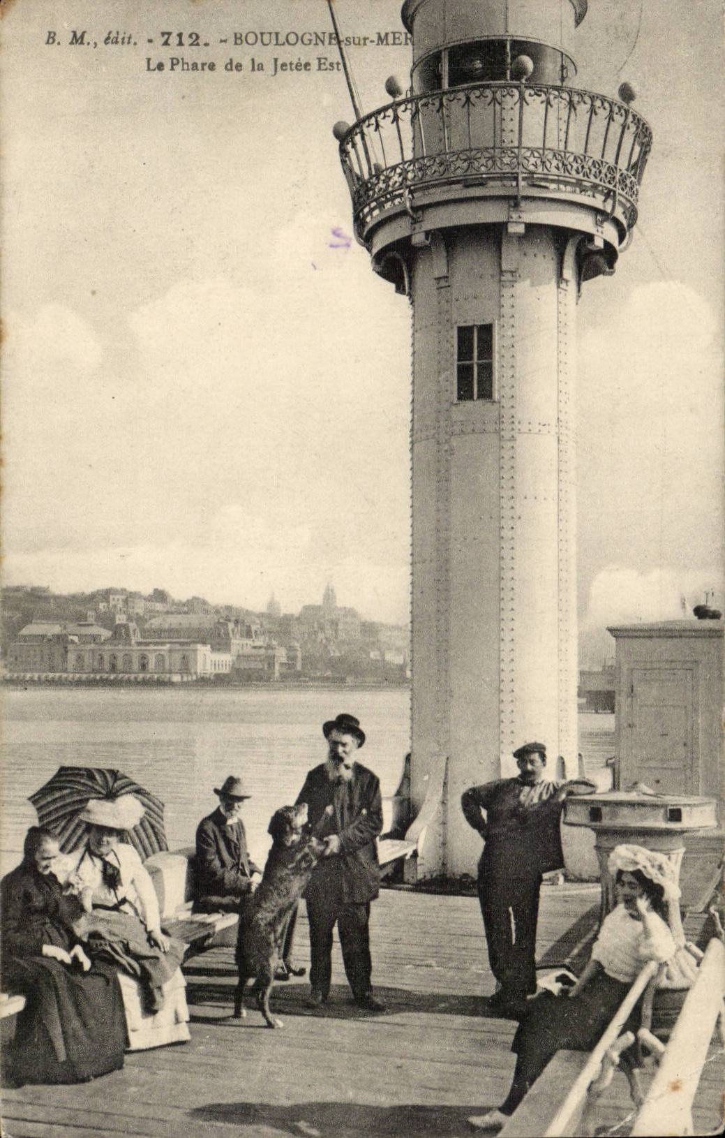 Boulogne sur Mer CPA Le phare et la jetee Est (lighthouse)