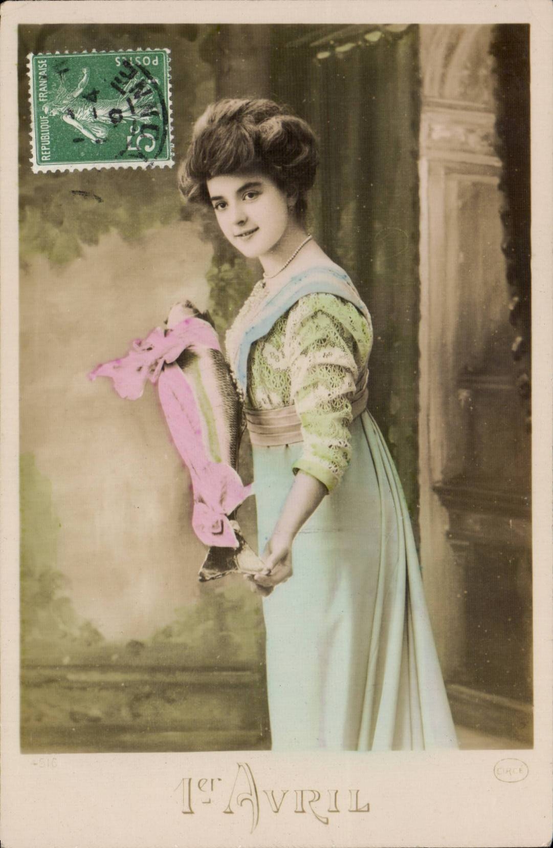 Joven mujer sosteniendo un pez — 1° de Abril — CIRCLÉ