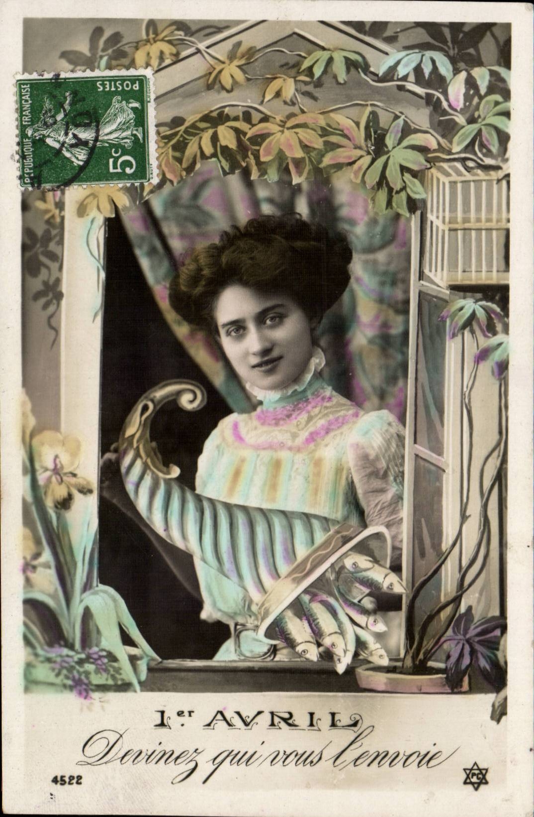 Mujer en balcón — juego de Abril — P. Pugou, n° 4522