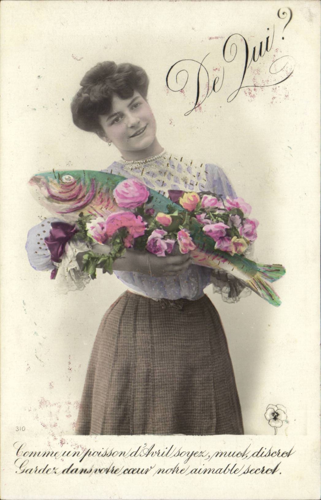 Jeune femme tenant un poisson décoré de fleurs — De Qui ? — n°310