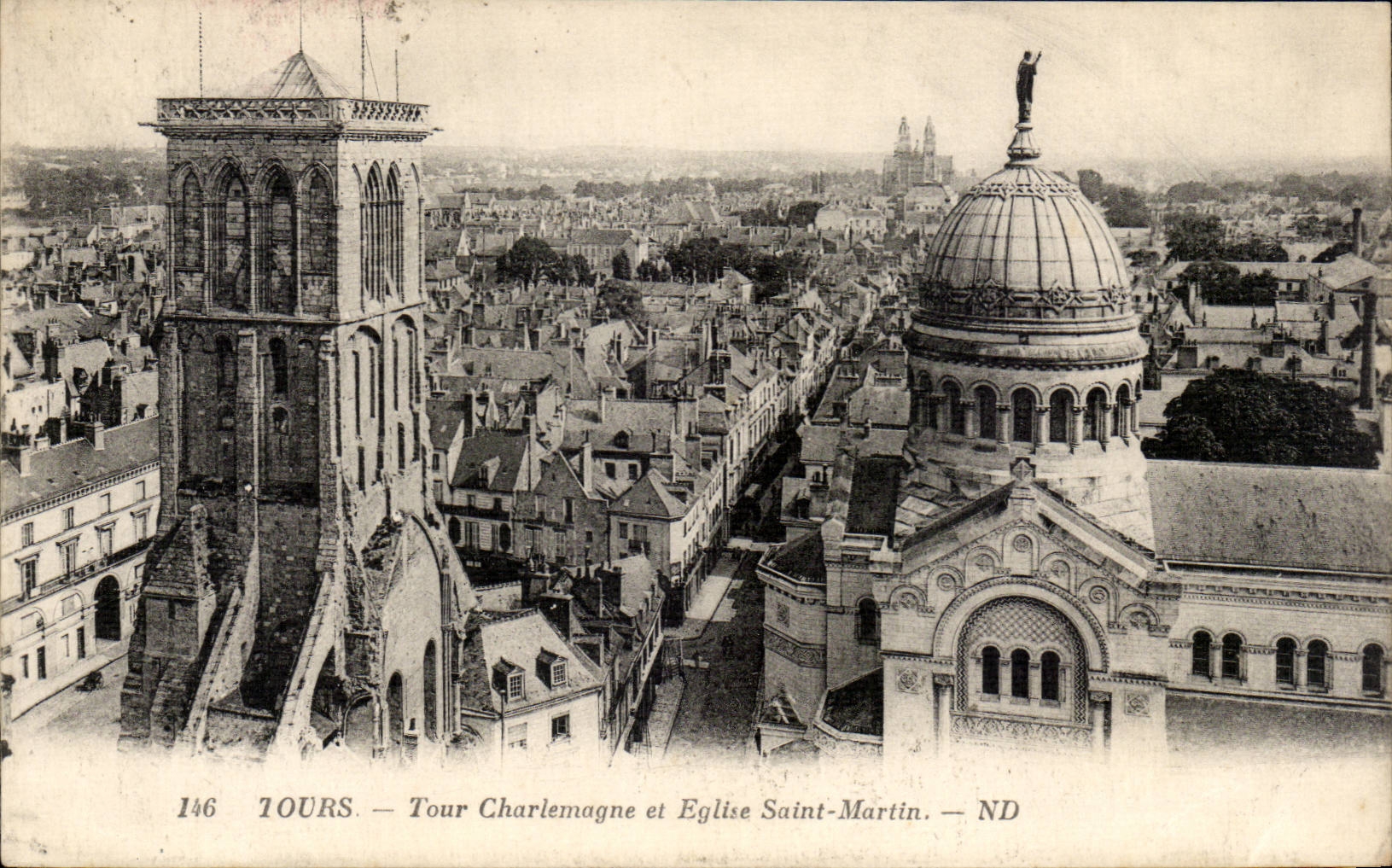 Tours CPA Tour Charlemagne et Eglise Saint Martin