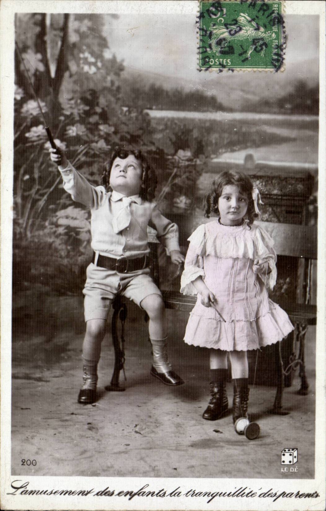 CPA Fantaisie Enfants L'amusement des enfants la tranquilite des parents