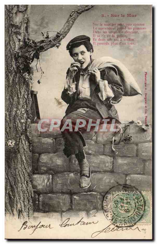 CPA Fantaisie Sur le mur Enfant