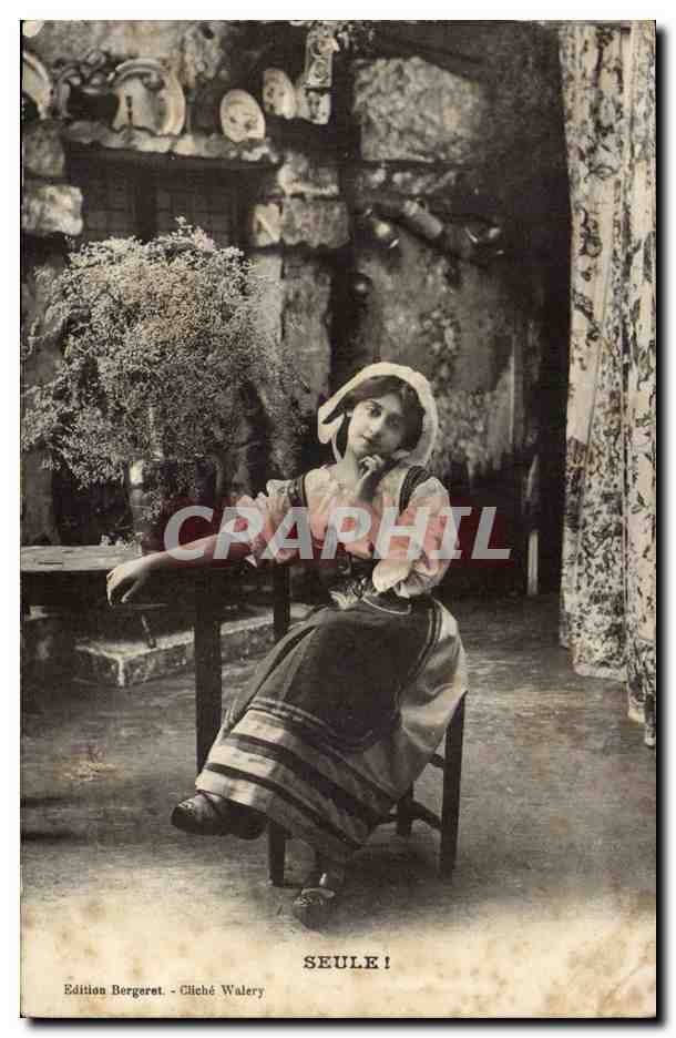 CPA Folklore Femme Seule !