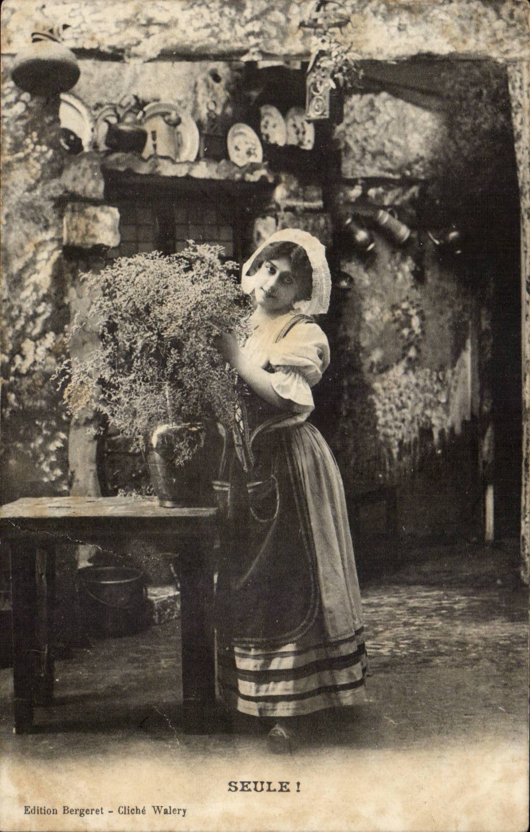 CPA Folklore Femme Seule !