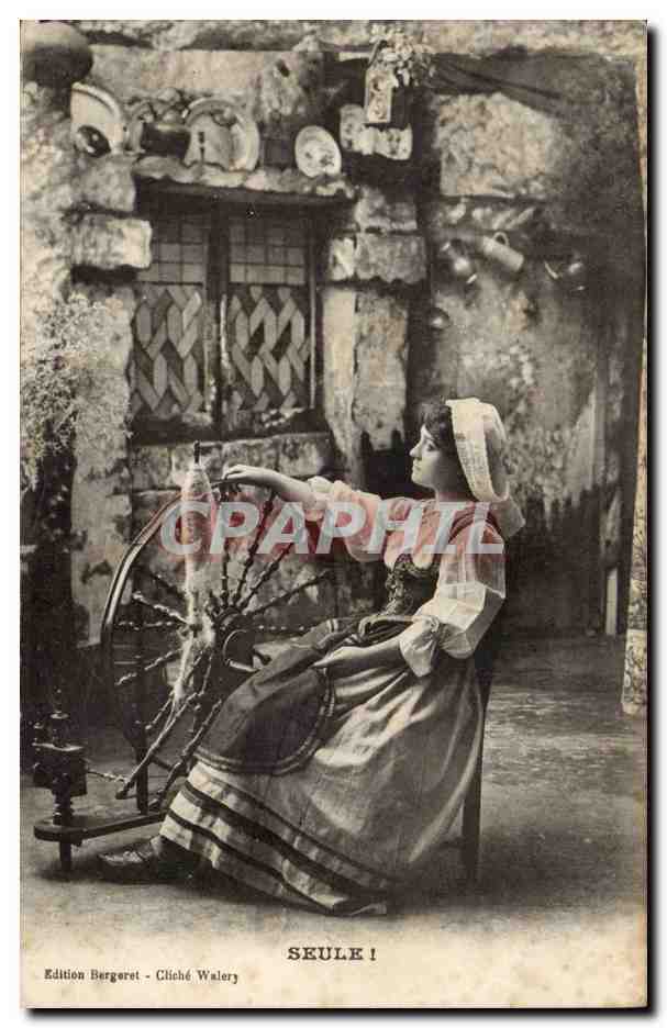 CPA Folklore Femme Seule ! (fileuse rouet)