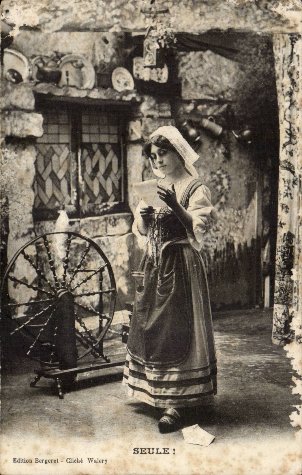 CPA Folklore Femme Seule ! (fileuse rouet)
