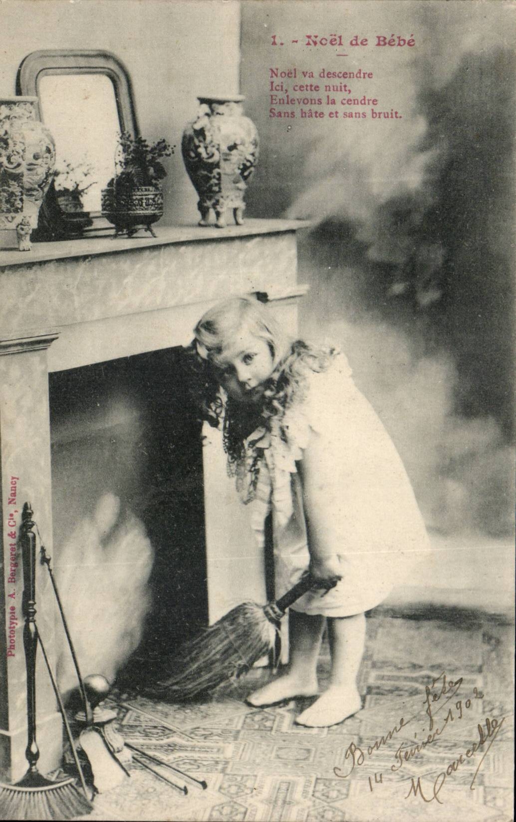 Weihnachten für Baby — Weihnachts-Szene mit Kind an einem Kamin — Phototypie A. Bergerat & Cie, Nancy