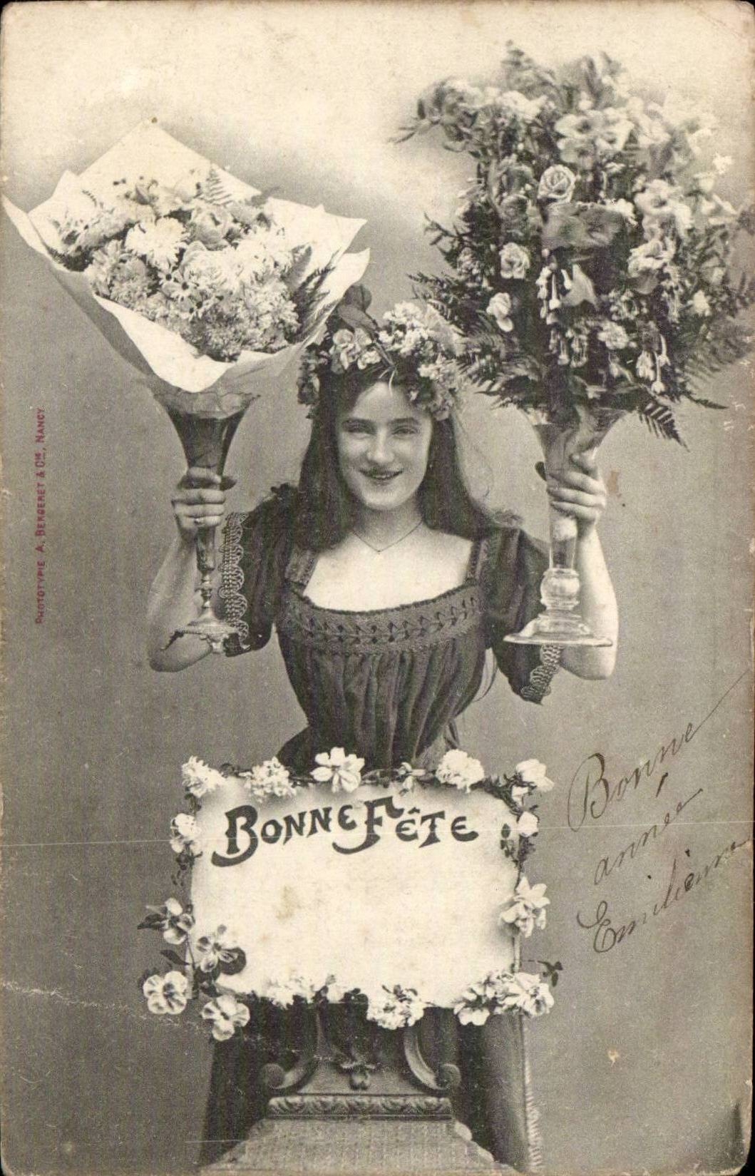 Jeune femme avec bouquets — Bonne Fête — Phototypie A. Benenet & Cie, Nancy