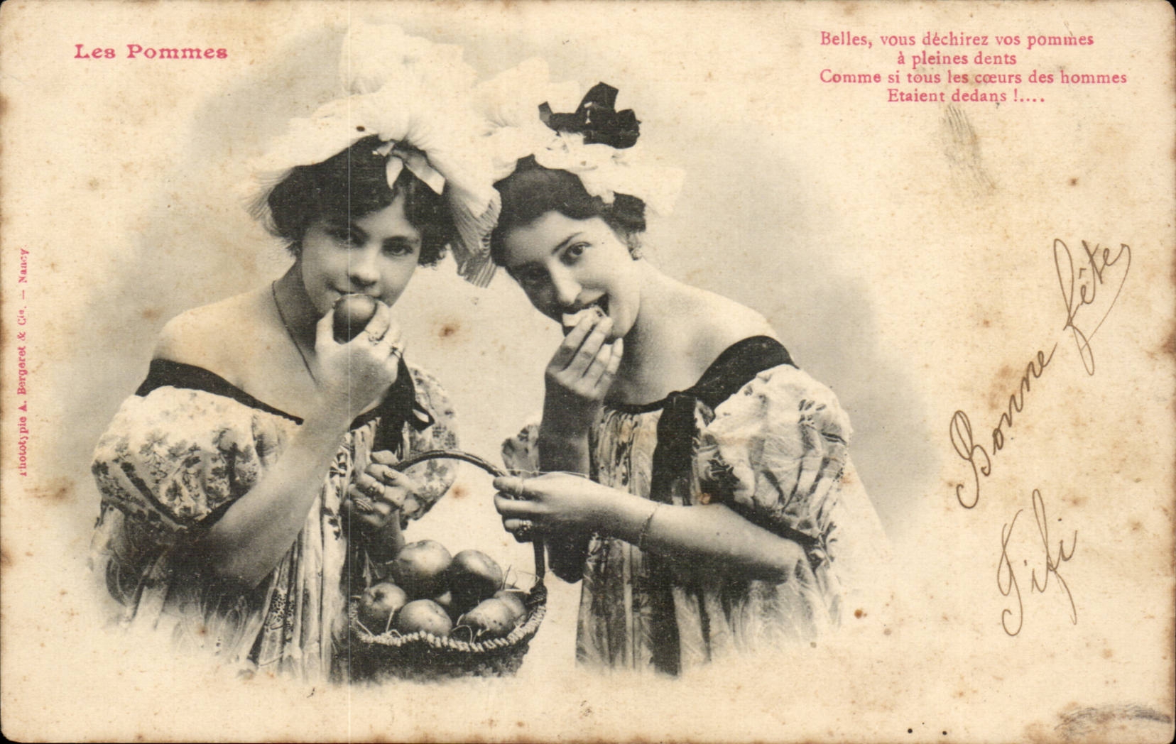 Deux jeunes femmes dégustant des pommes — Les Pommes — studio Roudy & Bergot & Co. — Nancy