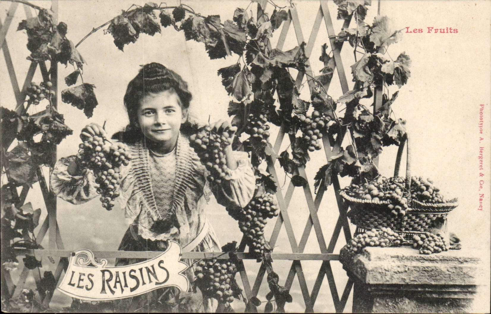 CPA Fantaisie Enfant Les fruits Les raisins