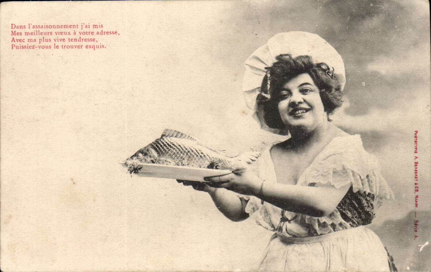 CPA Fantaisie Femme Dans l'assassonnement (poisson fish cuisine)