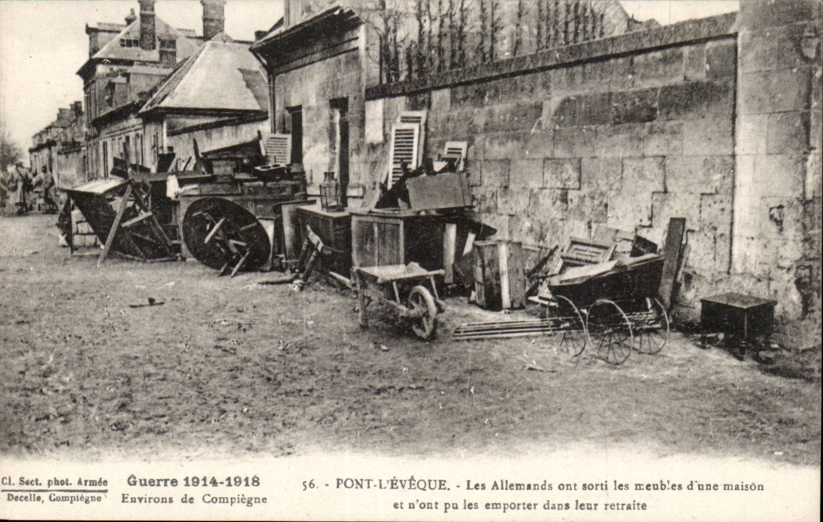 Pont-l'Évêque — Les Allemands ont sorti les meubles d'une maison et n'ont pu les emporter dans leur retraite — CL. Sect. phot. Armée Decelle, Compiegne, n°56