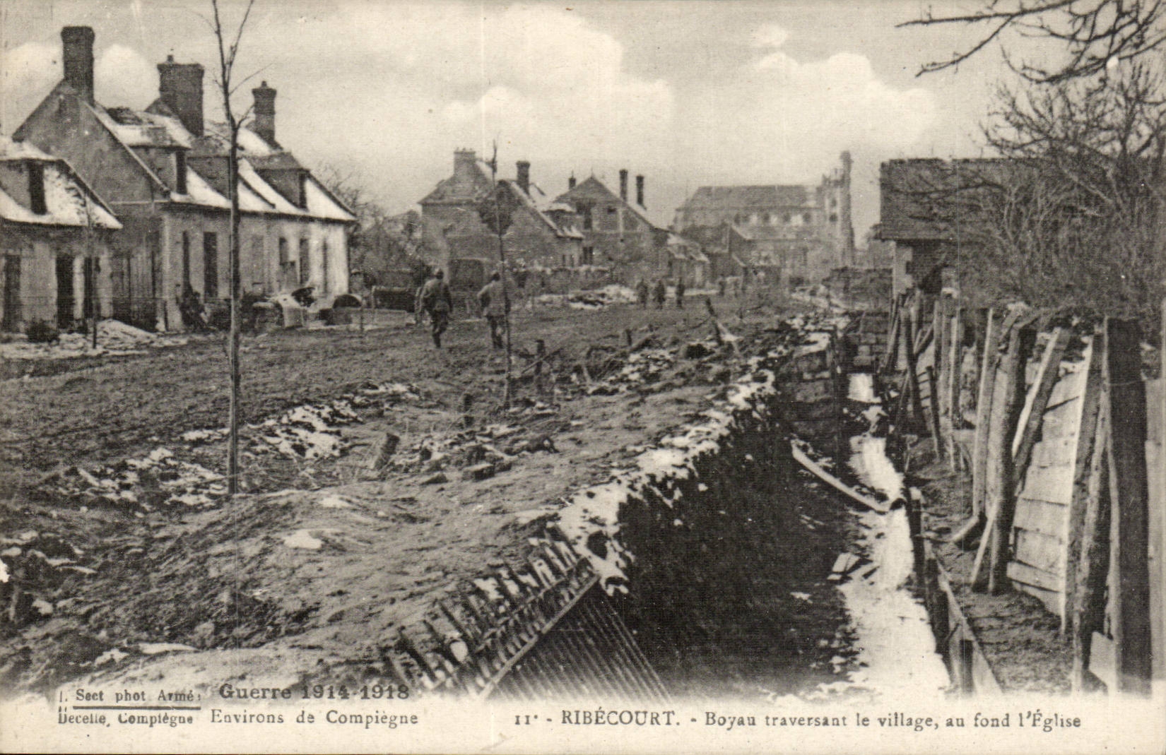 Ribécourt — Schützengraben, der das Dorf durchquert, im Hintergrund die Kirche — J. Sæt phot. Armee, Évaviron de Compiègne, n°11