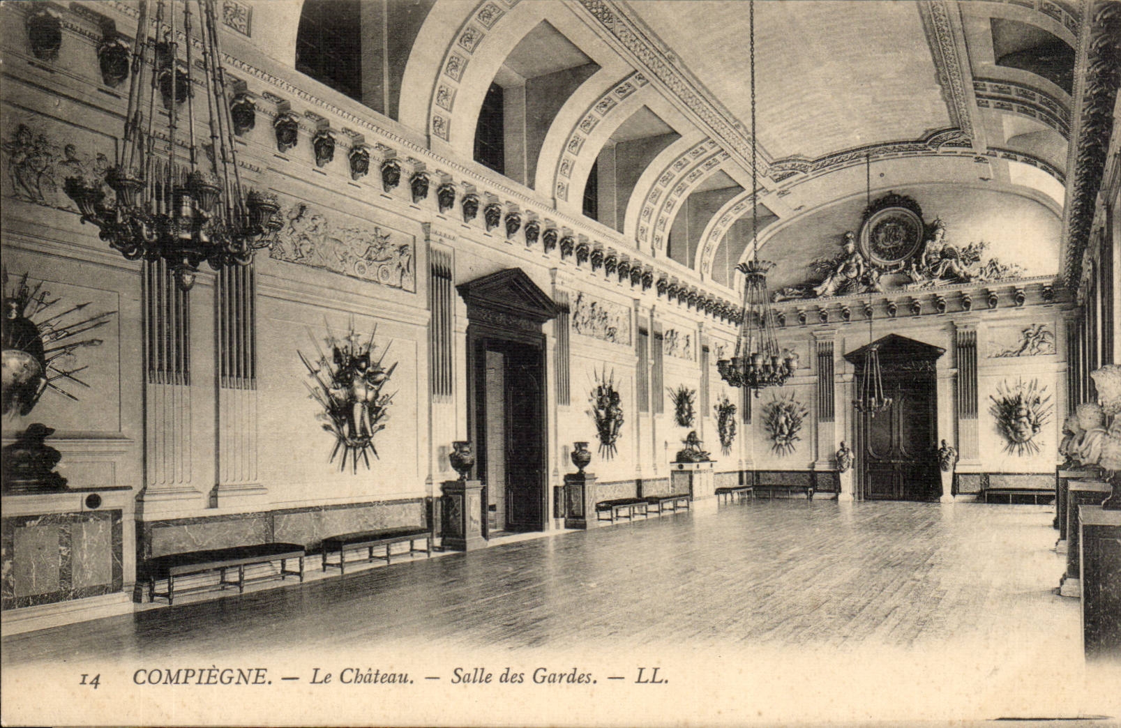 Compiegne CPA Le chateau SAlle des gardes