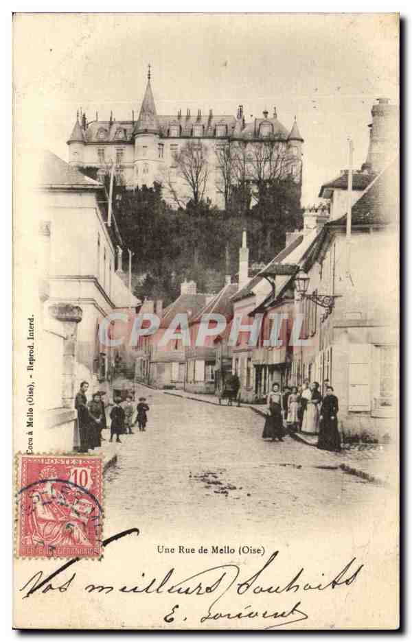 Une Rue de Mello (Oise) — vue avec château en arrière-plan — Coco à Mello (Oise), Reprod. Interd.