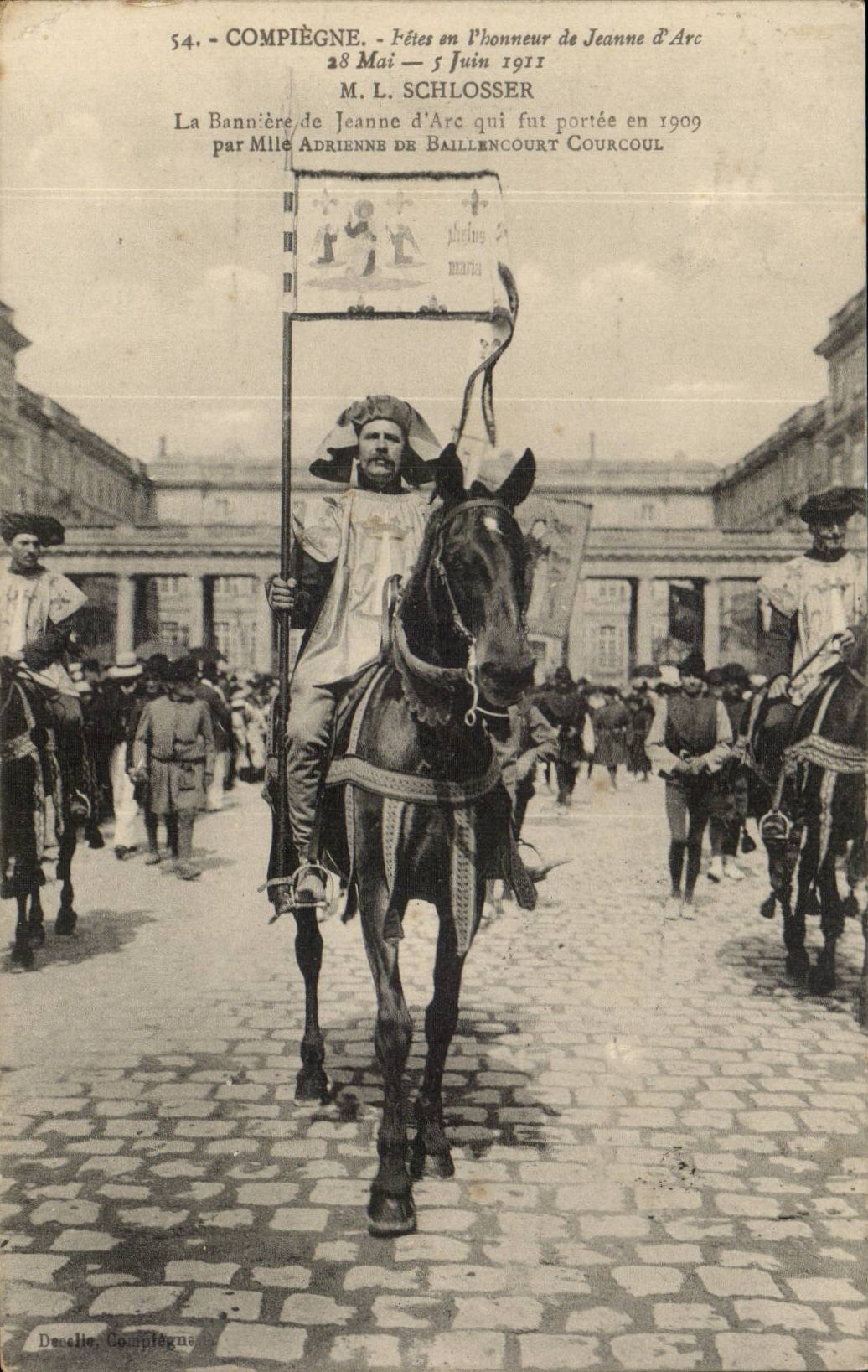 Compiegne CPA Fete de Jeanne d'arc juin 1911 M Schlosser banniere portee par Mlle Adrienne de Baillencourt Courcoul
