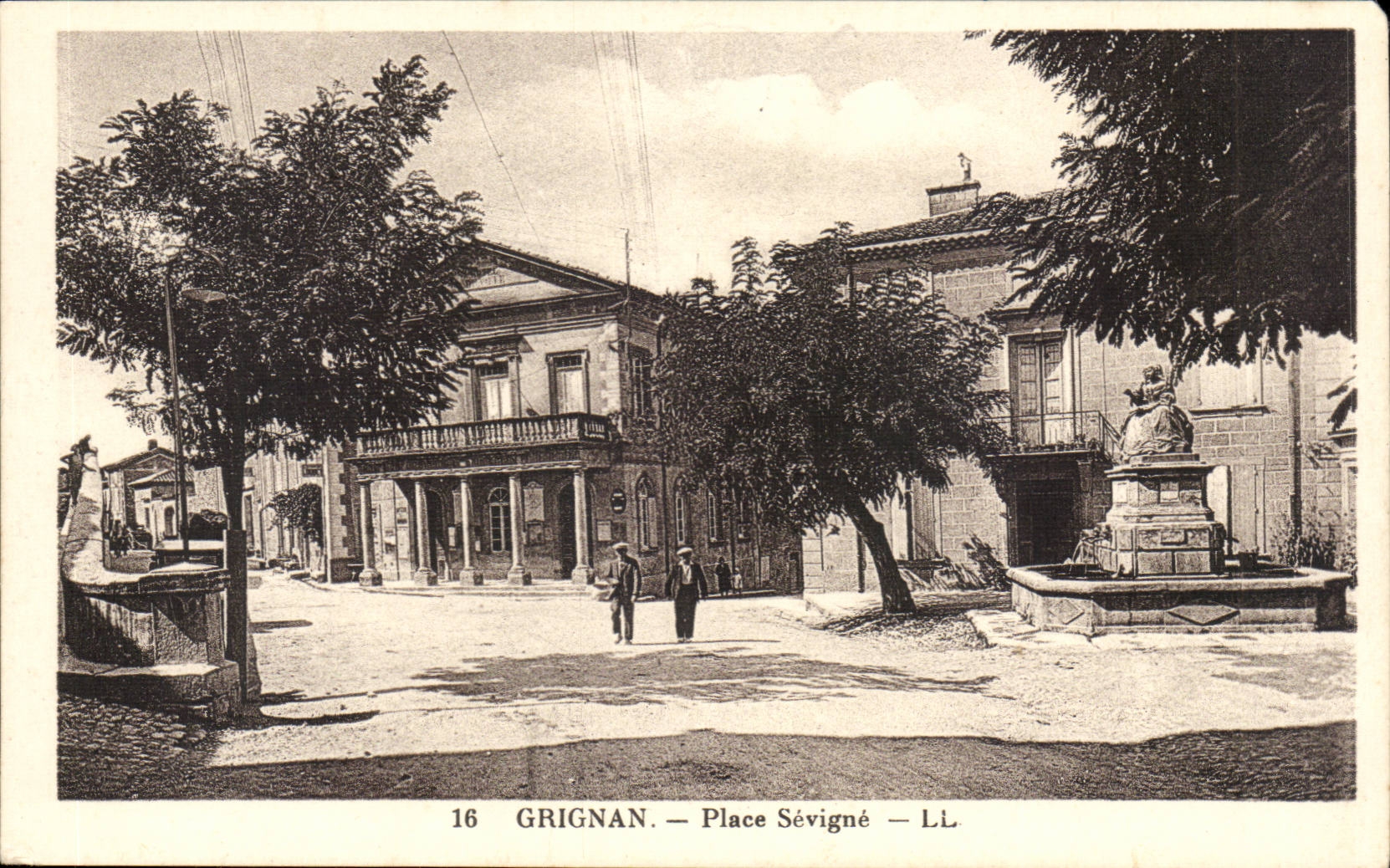 Grignan — Place Sévigné — L.L. — n°16